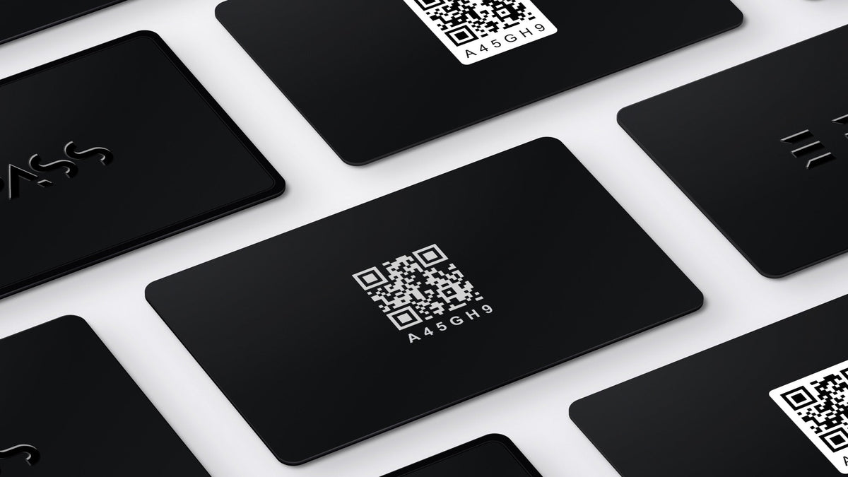 Cartes de visite NFC E-Pass noires posées à plat, côté logo et côté QR code