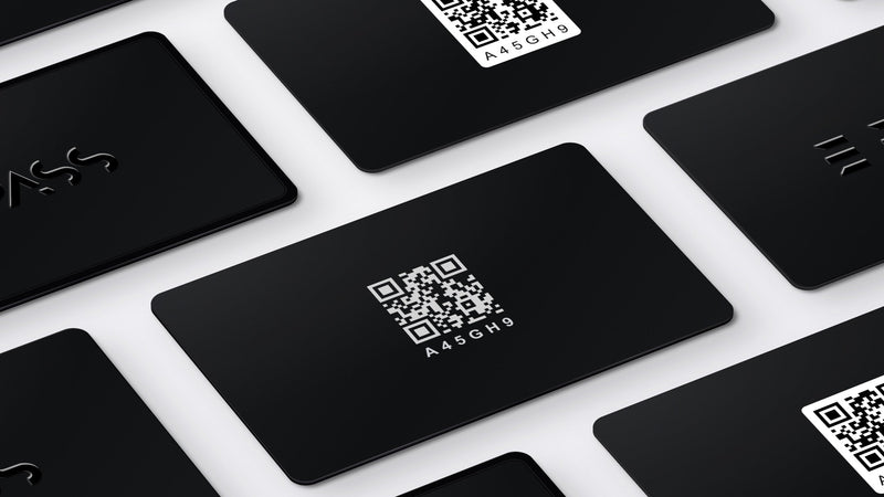 Cartes de visite NFC E-Pass noires posées à plat, côté logo et côté QR code